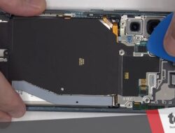 Take a peek at the innards of the Samsung Galaxy S22+